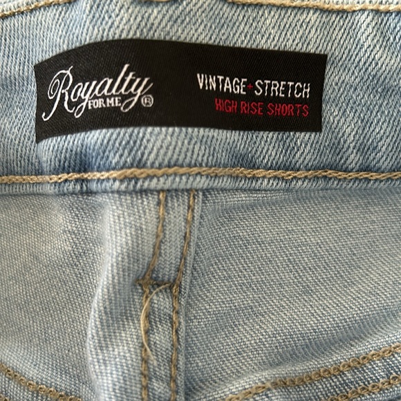 Shorts, Junior, 4,( 26” waist)NWT, Distressed Denim, stretch, Vintage style - Picture 4 of 7